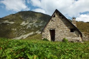 58 Baita Pianadei con alle spalle il Monte Valegino...